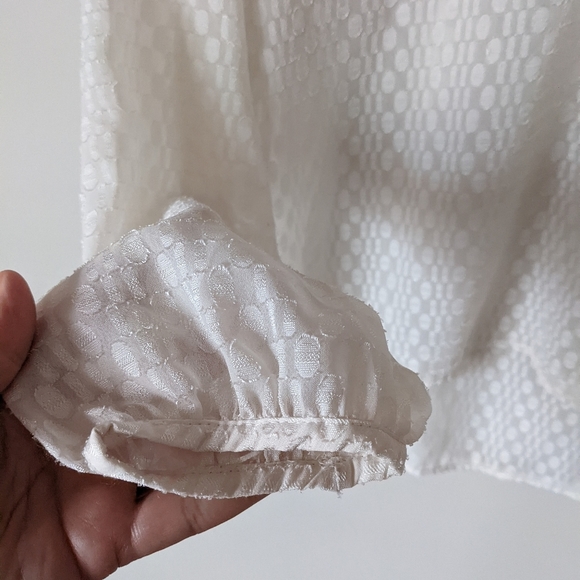 Guess Cream V-neck Chiffon Blouse Size Medium - Picture 5 of 13